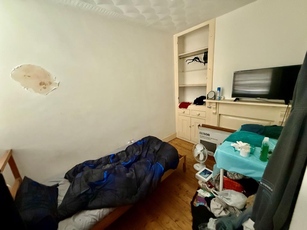 Lot: 65 - FIVE-BEDROOM HOUSE OF MULTIPLE OCCUPATION - Room five